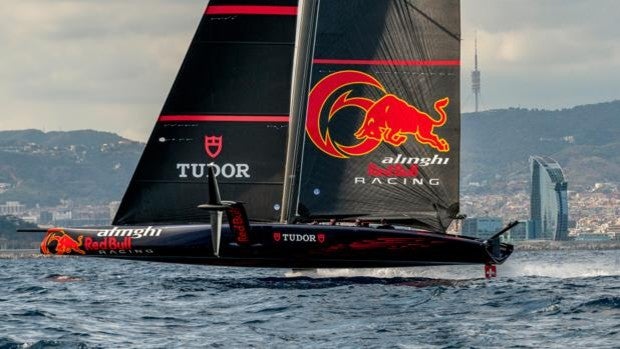 «Alinghi» ya navega en Barcelona