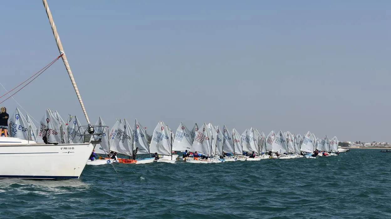 Viento y tensión en la bahía de Cádiz en la segunda jornada del Trofeo de la Hispanidad de Optimist