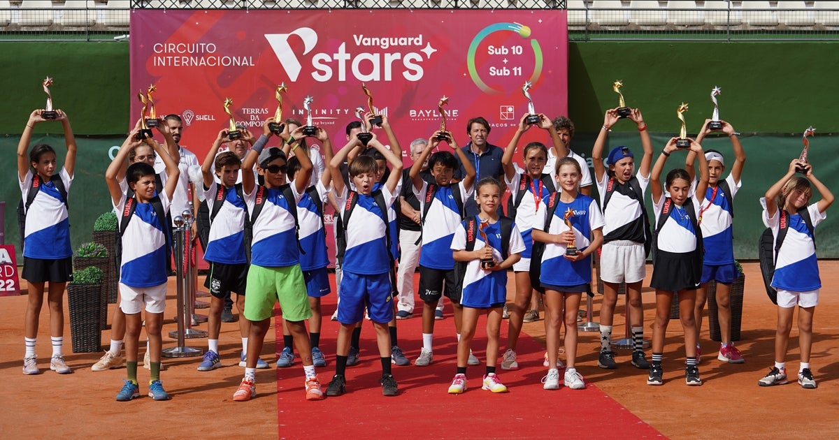 Los jóvenes ganadores posan con sus trofeos tras una experiencia inolvidable en Sevilla