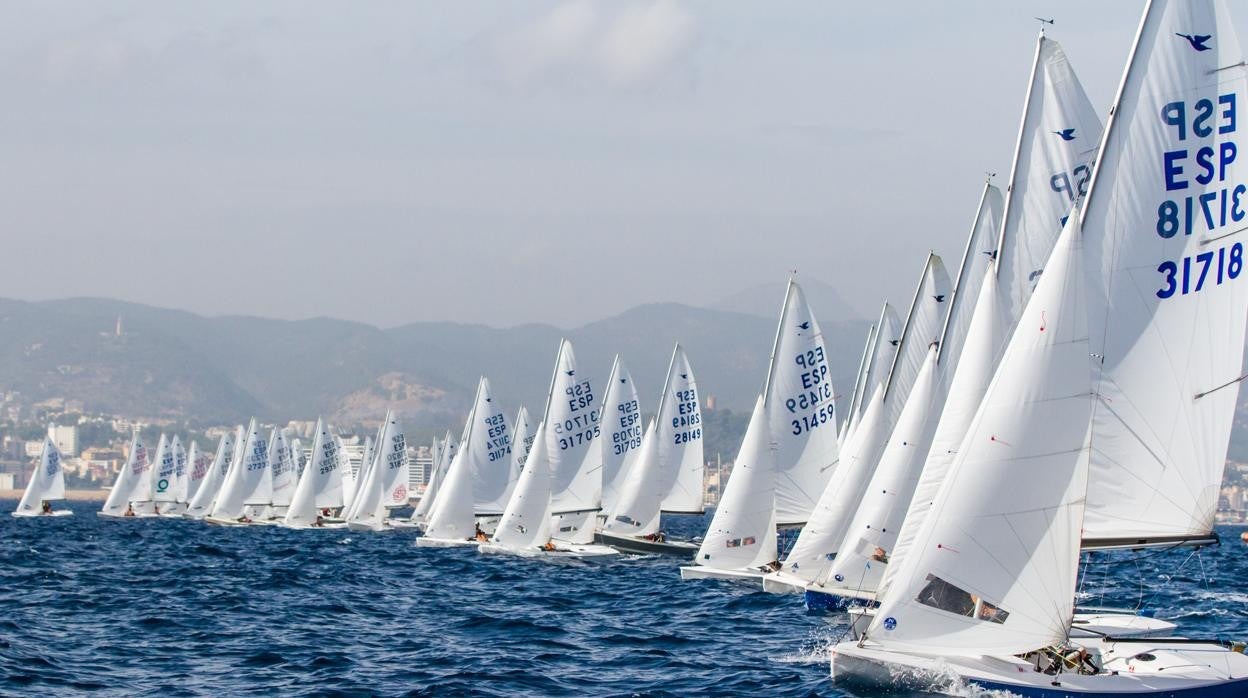 Pablo Balaguer y Fonso Comas lideran el Campeonato de España de Snipe