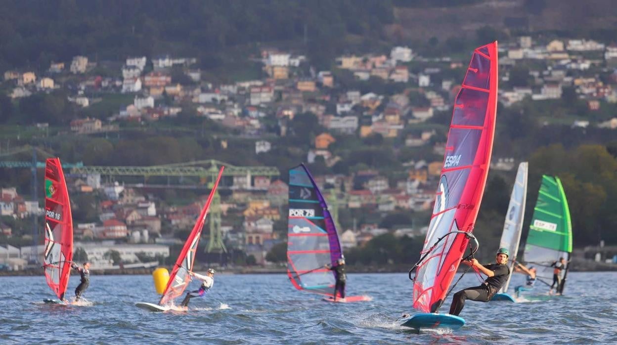 Tomás Vieito lidera el Campeonato Ibérico de Windsurf