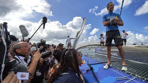 Tras la avería de la orza del «Banque Populaire XI», Armel Le Cléac'h finaliza la Route du Rhum