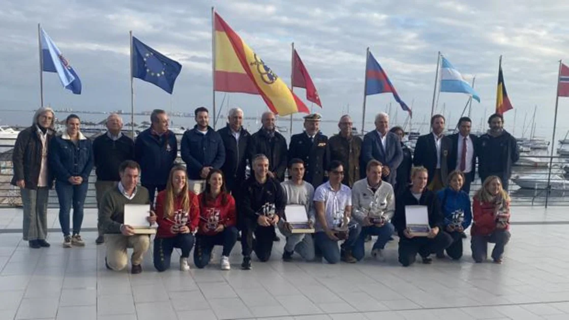 Manu Hens y Alexandre Tinoco se quedan con el XLIII Trofeo Armada Española de Snipe