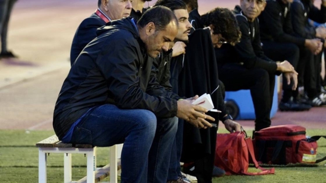 Salva Ballesta, cabizbajo durante el San Fernando - Algeciras del pasado sábado