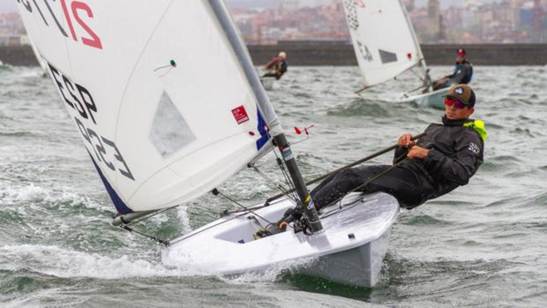 Los jóvenes regatistas desafían al frío en el Abra en el Trofeo Erecacho-Decathlon