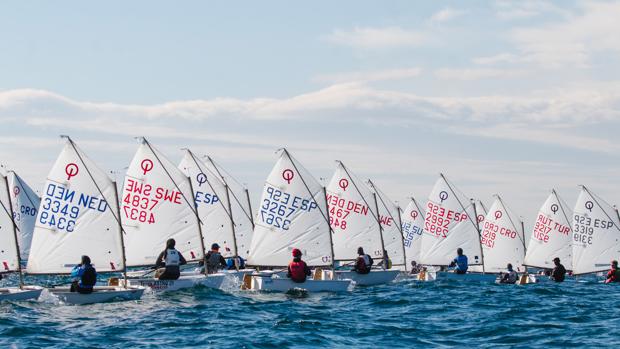 El viento solo permitió la disputa de una prueba del Euromarina Optimist de Torrevieja