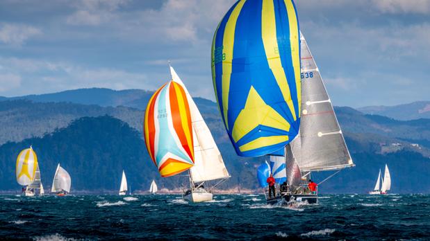 «Orión», «Ronáutica Marinas», «Quen Vai», «Cinco Islas Albariño», «Secolite» e «Iasi», primeros líderes de la Regata Interclubes Ría de Pontevedra