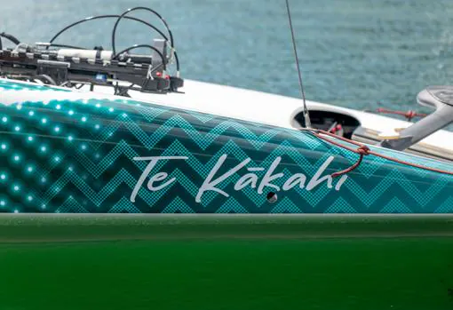 El Team New Zealand ha botado so nuevo AC40 bajo el nombre de «Te Kakahi»