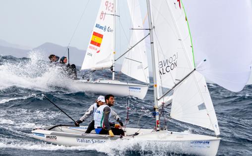 Jordi Xammar y Nora Brugman “surfean” al frente de la Lanzarote International Regatta y son los nuevos líderes de 470