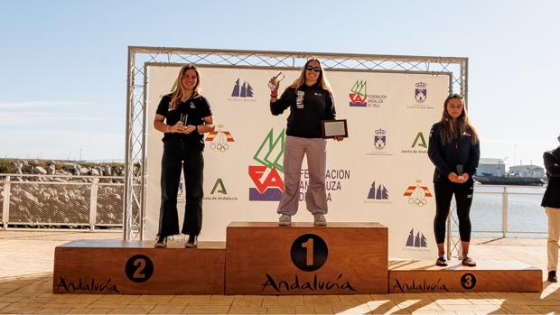 Pilar Lamadrid, Tomás Vieito y Bernart Tomas, campeones de España de iQFOil