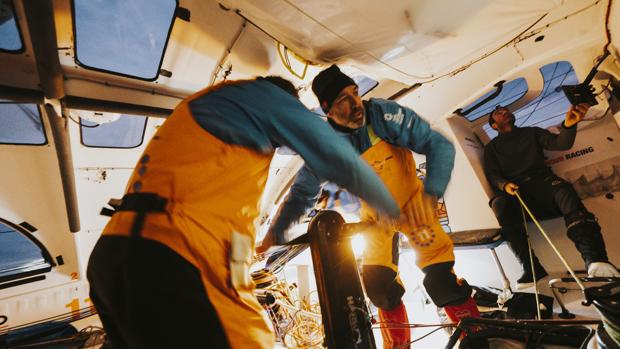 Reparaciones y competición en The Ocean Race en el límite del hielo