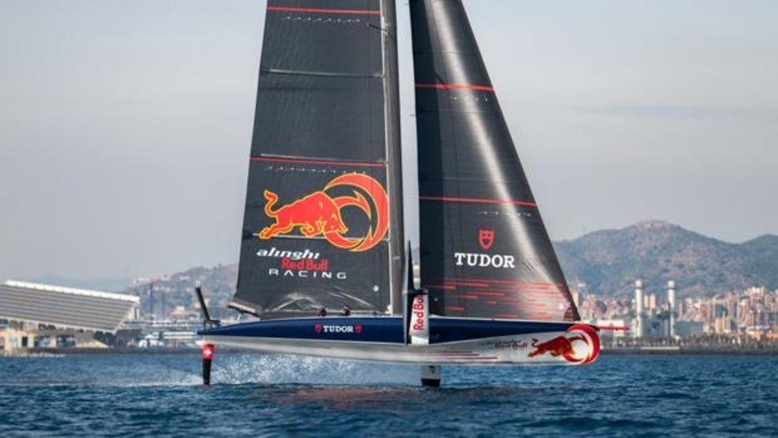 El AC 40 del Alinghi Red Bull Racing, ya navega a todo trapo por Barcelona