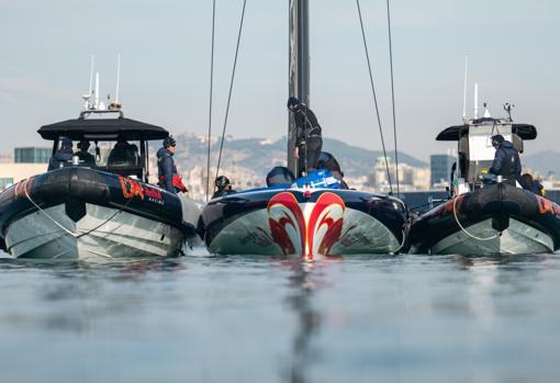 El AC 40 del Alinghi Red Bull Racing, ya navega a todo trapo por Barcelona