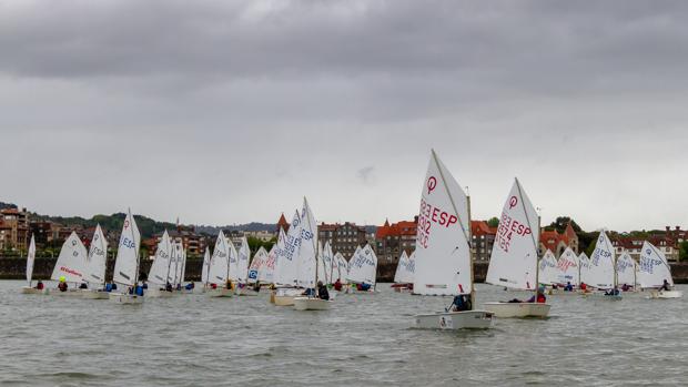 Empieza en aguas del Abra el Trofeo Guadalimar-Say Languages de vela ligera