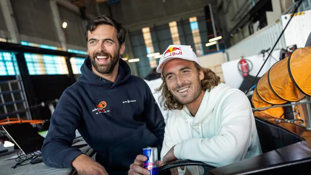 Stéfanos Tsitsipàs descubre la Copa América en Barcelona con Alinghi Red Bull Racing