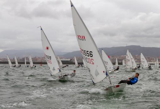 Las aguas vizcaínas del Abra acogen la Copa España ILCA 6