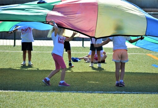 Varios niños disfrutan del campus deportivo de verano del SADUS