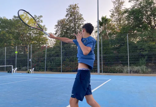 Jugador de tenis practicando