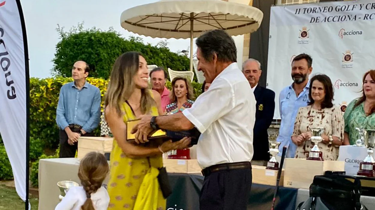Juan Melgarejo, ex presidente del club, hizo entrega del trofeo a su hija Magdalena. LA VOZ