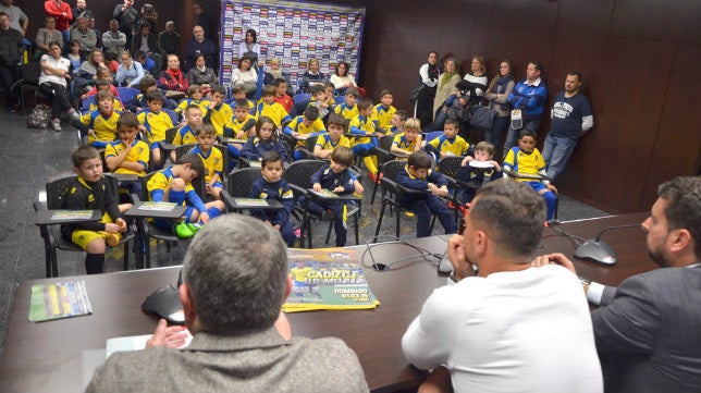 Airam y Hugo se vuelcan con las futuras estrellas del Cádiz CF