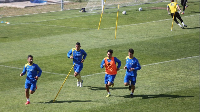 El Cádiz CF vuelve al trabajo sin Garrido, Villar y Navarrete