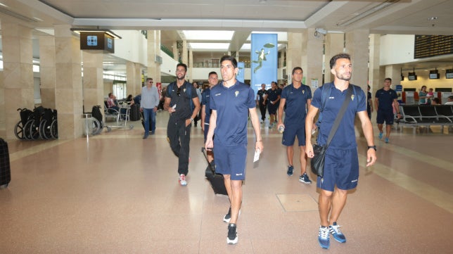 El Cádiz CF y su tropa vuelan con destino a Oviedo (VÍDEO)