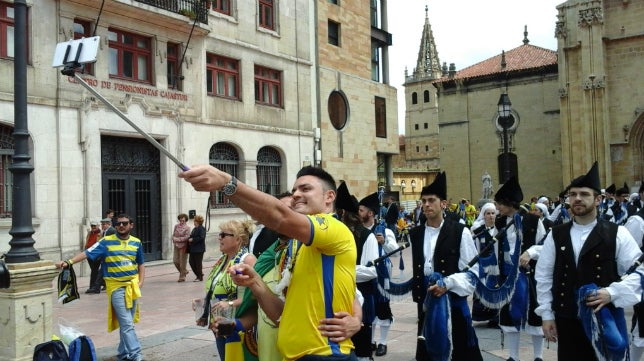 Oviedo se tiñe de azul... y amarillo