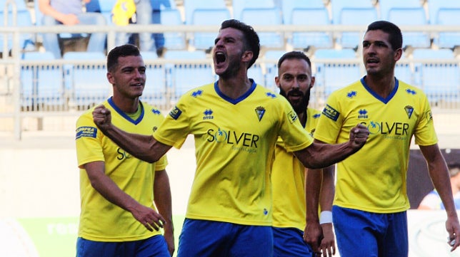 Cádiz CF 2-0 Villanovense: Huelga a la japonesa de los amarillos