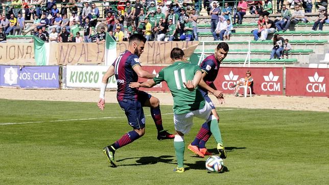 El Huesca encarrila el pase tras golear en A Malata (0-4)