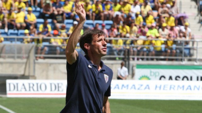 El Oviedo presenta a su tercer entrenador de la temporada
