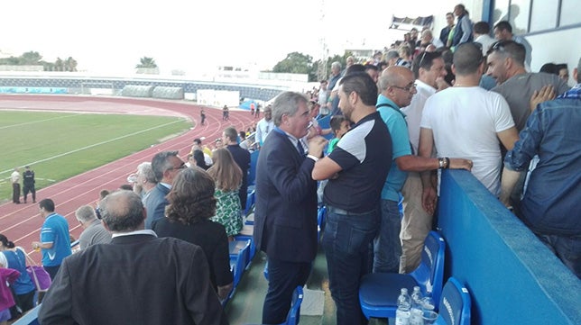 Juan Carlos Cordero, la mano derecha de Pina, en el palco de Marbella