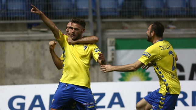 Cádiz CF-Almería B (1-0): Lolo Plá salva a un Cádiz CF mediocre