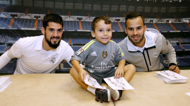 Real Madrid. Isco y Jesé, protagonistas en la firma de autógrafos