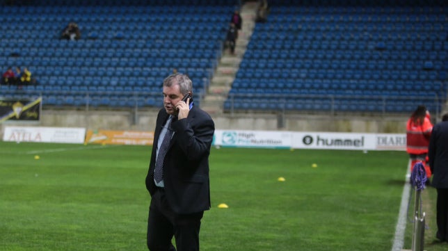 Claudio da instrucciones a su equipo