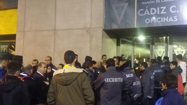 Gritos contra Claudio y Vizcaíno a la salida del estadio