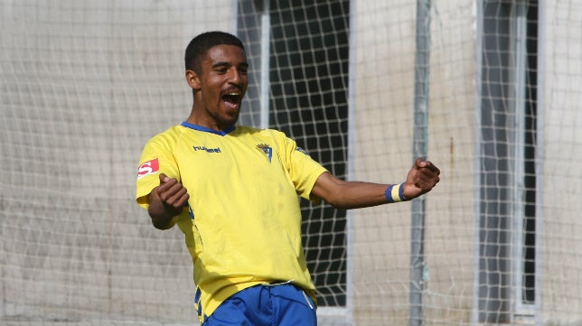 Román afina la puntería y lidera el retorno del Cádiz CF B a la senda del triunfo