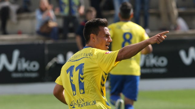 Carlos Guerra en un lance del partido del Cádiz CF ante la Balona la temporada pasada