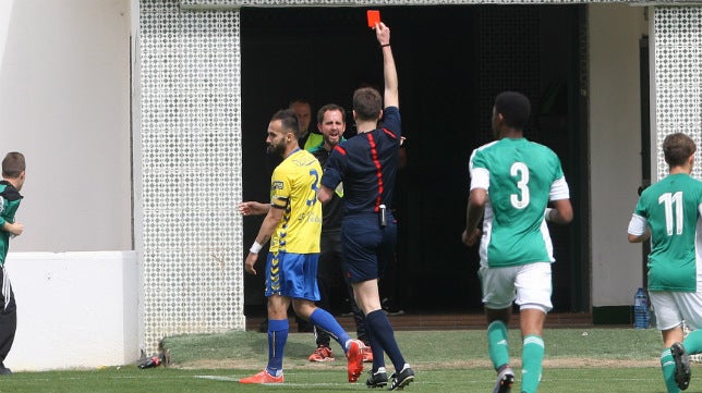 La defensa del Cádiz CF pende de un hilo