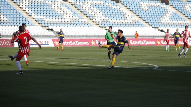 Lolo Plá trata de llevarse el balón.