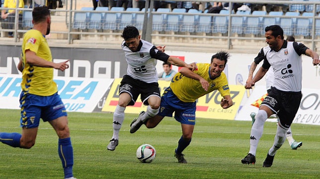 Claudio en el banquillo durante el partido frente al Almería B