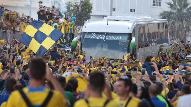 ¿Por qué el Cádiz CF no llegó en su autobús oficial?