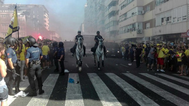 VÍDEO: Recibimiento al Cádiz CF entre fuertes medidas de seguridad