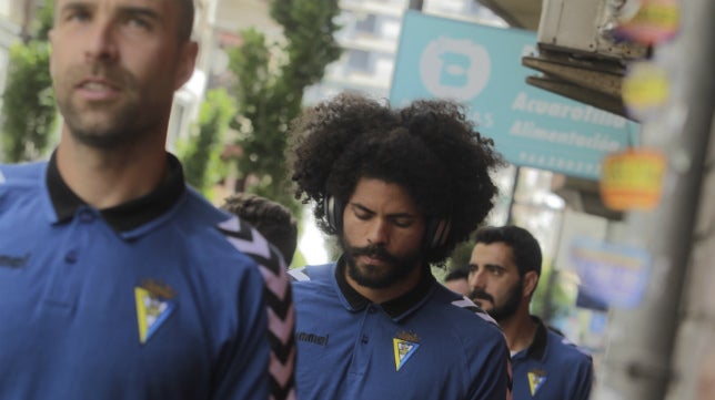 Los futbolistas del Cádiz CF estiran las piernas envueltos en la calma