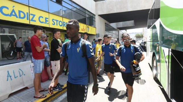 (VÍDEO) Los jugadores del Cádiz CF se despiden de los suyos cantando desde el autobús