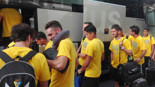 VÍDEO: Los futbolistas del Cádiz CF abandonan Alicante y se preparan para la fiesta