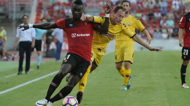 Brian en un partido con el Cádiz CF