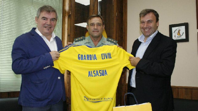 El Cádiz CF regala una camiseta del equipo a los guardias civiles agredidos en Alsasua