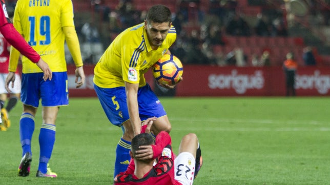 Garrido, la novedad en un Cádiz CF que no cambiará con la derrota