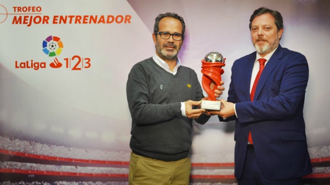 Álvaro Cervera, el mejor entrenador de la Liga 123 en diciembre