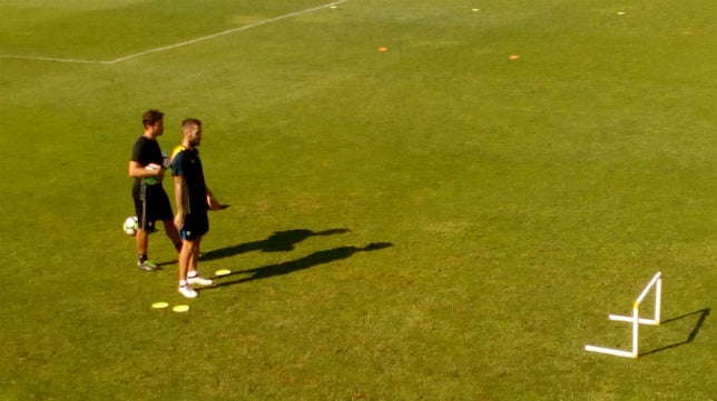 Alvarito sigue fuera y Perea ya toca balón